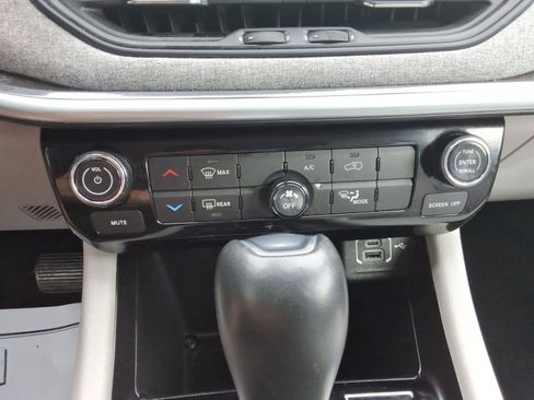 Used 2022 Jeep Compass Latitude FWD image 17