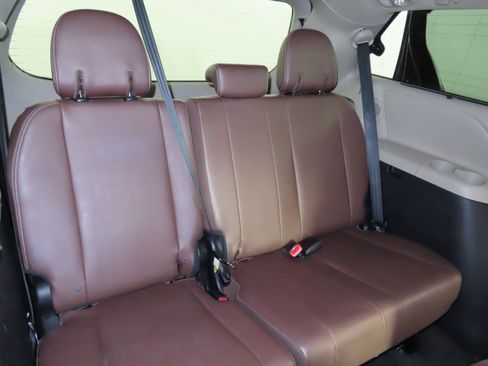Used 2015 Toyota Sienna Limited image 40