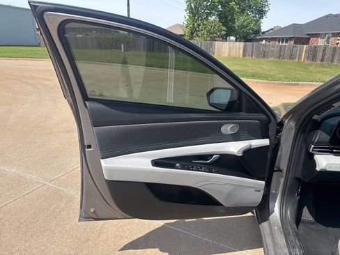 Used 2023 Hyundai Elantra Limited FWD image 9