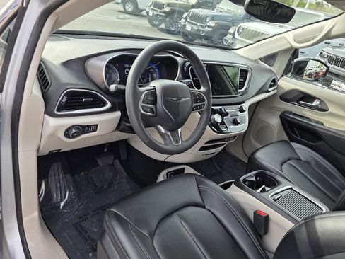 Certified 2024 Chrysler Pacifica Touring-L image 10