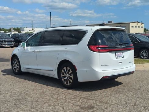 Used 2024 Chrysler Pacifica Pinnacle FWD image 5