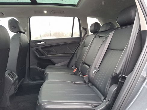 Used 2022 Volkswagen Tiguan SE w/ Panoramic Sunroof Package image 10
