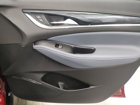 Used 2018 Buick Enclave Essence image 10