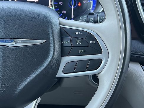 Used 2017 Chrysler Pacifica Limited w/ Tire & Wheel Group image 38