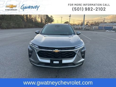 Used 2025 Chevrolet Trax LT w/ LT Convenience Package image 2