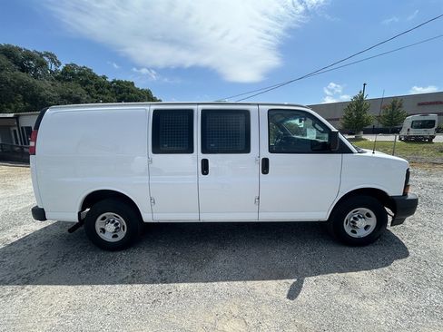 Used 2017 Chevrolet Express 2500 RWD image 4