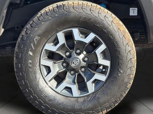 Used 2020 Toyota Tacoma TRD Off-Road AWD/4WD image 11