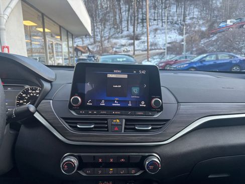 Used 2025 Nissan Altima 2.5 SV image 17