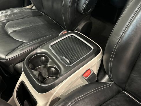 Used 2022 Chrysler Pacifica Touring-L FWD image 25