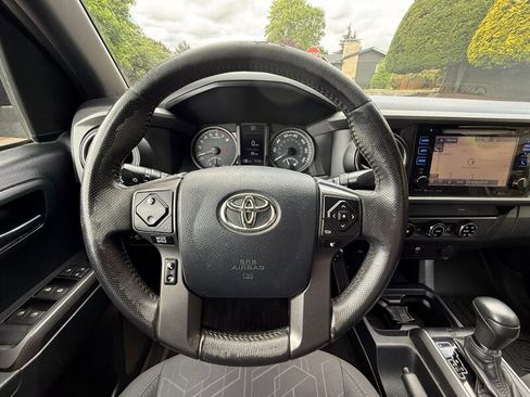 Used 2017 Toyota Tacoma TRD Off-Road AWD/4WD image 19