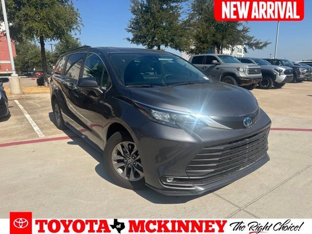 Certified 2025 Toyota Sienna XLE FWD image 1