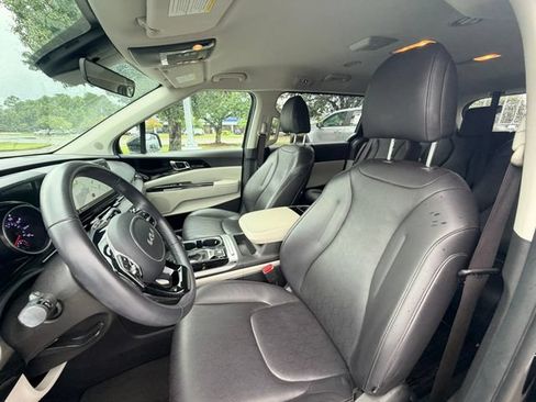 Used 2024 Kia Carnival EX FWD image 13