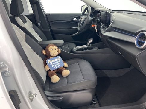 Used 2025 Chevrolet Trax LS image 23