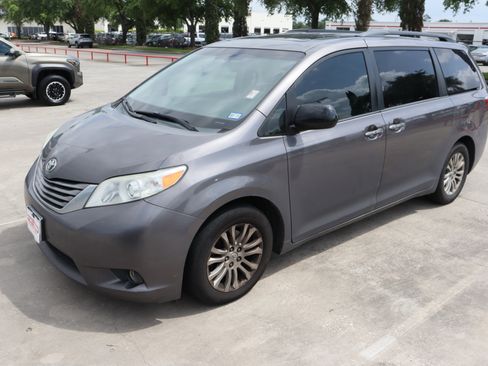 Used 2016 Toyota Sienna XLE w/ XLE Navigation Package image 5