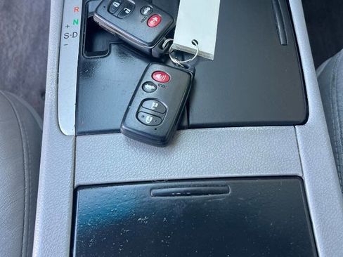 Used 2011 Toyota Camry XLE w/ SE/XLE Extra-Value Pkg image 9