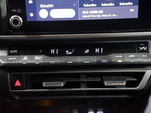 Certified 2025 Toyota Camry SE image 21