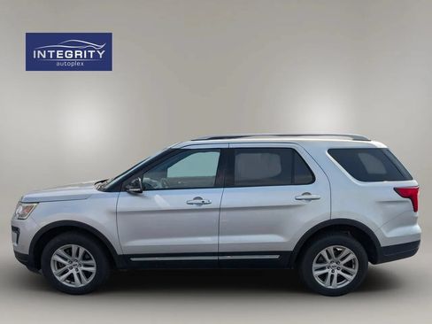 Used 2019 Ford Explorer XLT w/ Equipment Group 202A AWD/4WD image 3