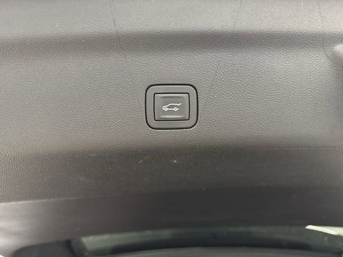 Used 2024 GMC Yukon XL SLT image 16