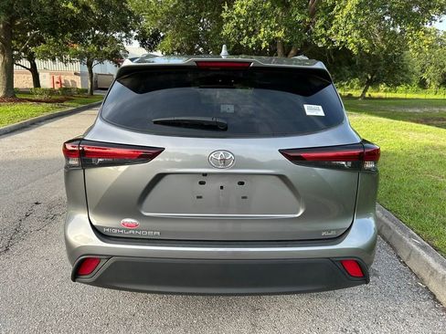 Used 2025 Toyota Highlander XLE FWD image 4