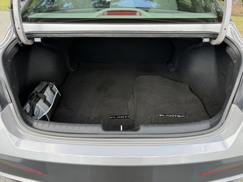 Used 2025 Hyundai Elantra SE w/ Cargo Package FWD image 6