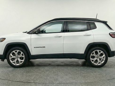 Used 2025 Jeep Compass Latitude AWD/4WD image 5