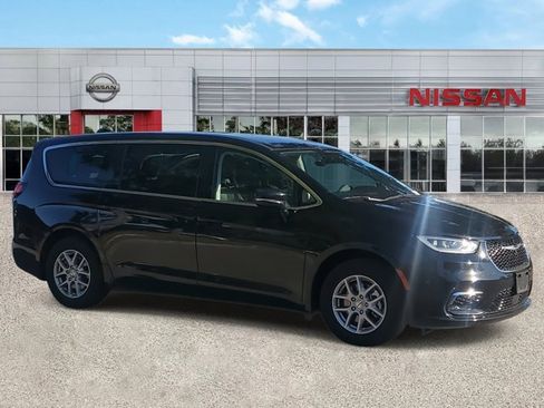 Used 2024 Chrysler Pacifica Touring-L image 2