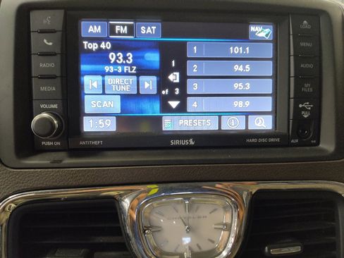 Used 2015 Chrysler Town & Country Limited Platinum FWD image 25