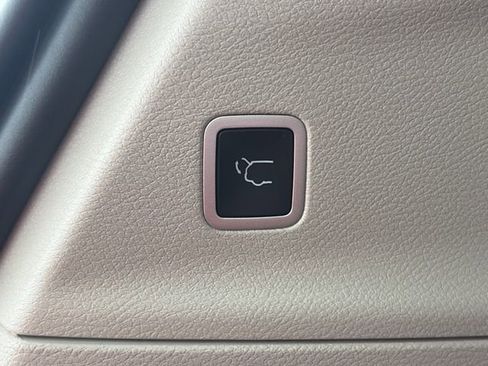 Used 2023 Chrysler Pacifica Touring-L FWD image 43