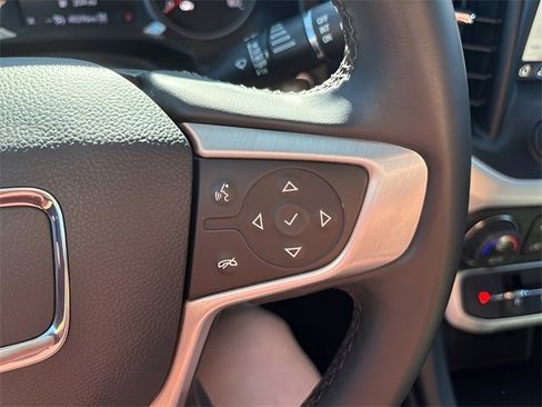 Used 2023 GMC Acadia SLT image 11
