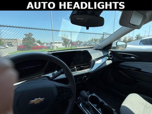 Used 2025 Chevrolet Trax LT FWD image 6