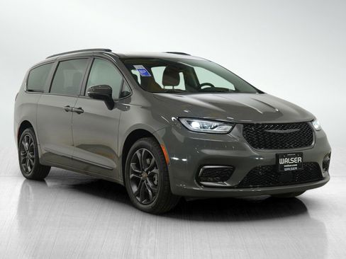 Used 2023 Chrysler Pacifica Touring-L w/ Road Tripper Package image 7