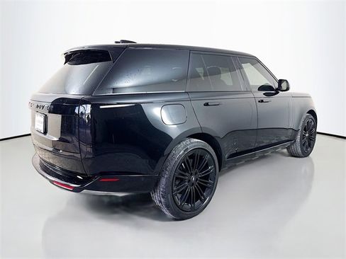 Certified 2025 Land Rover Range Rover SE image 5