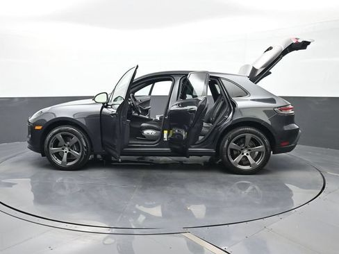 Certified 2025 Porsche Macan AWD/4WD image 29