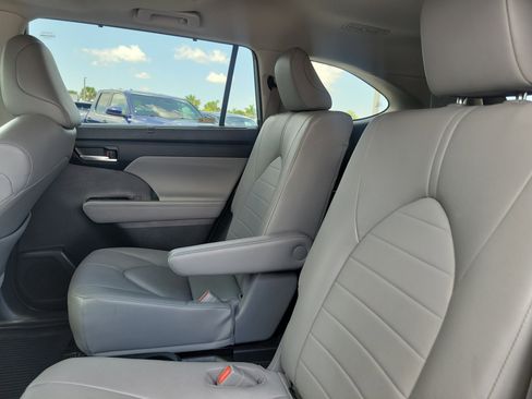 Used 2023 Toyota Highlander XLE FWD image 18