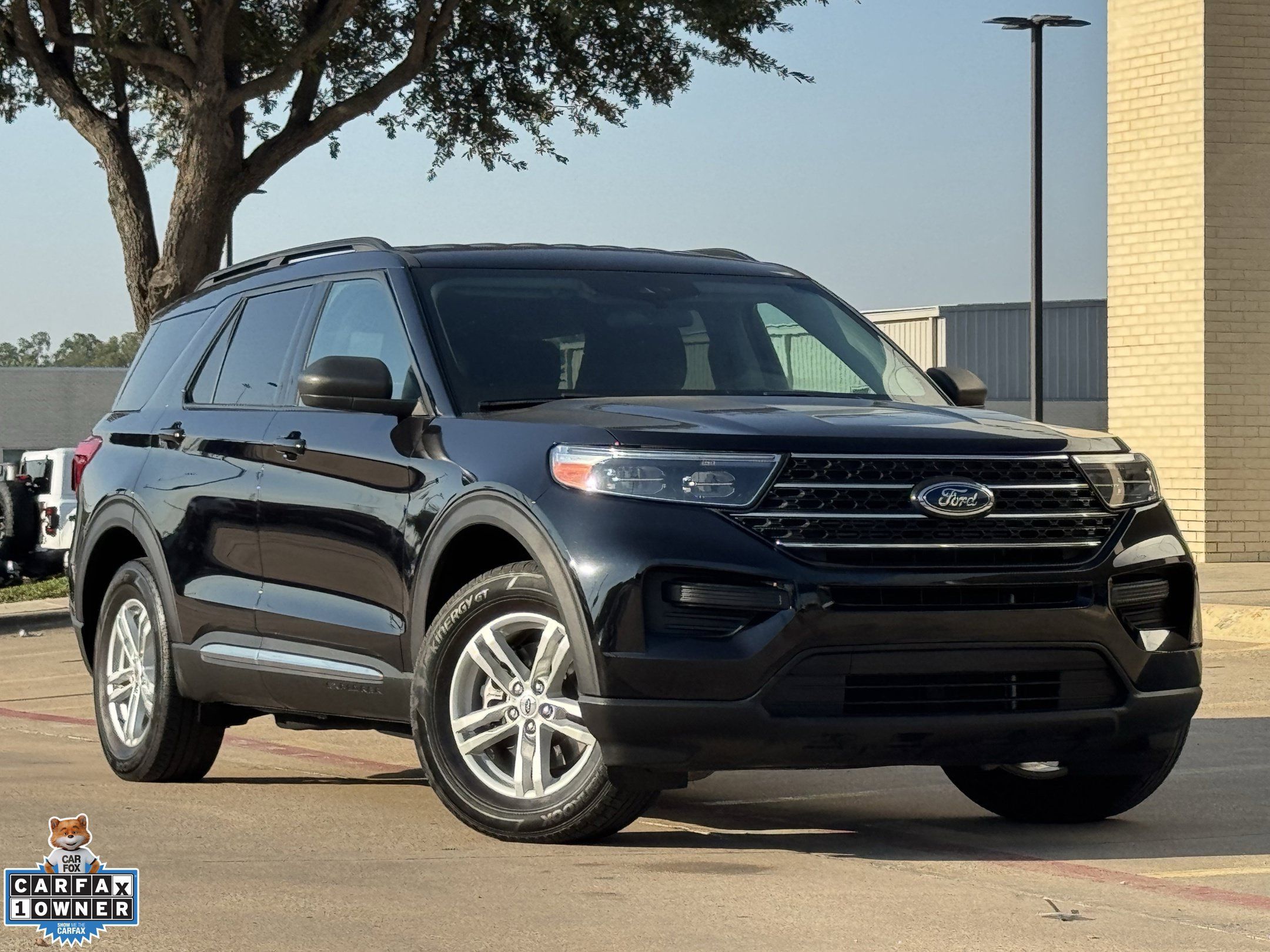 Used 2023 Ford Explorer XLT AWD/4WD image 2