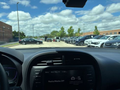 Used 2025 Kia Soul LX w/ LX Technology Package FWD image 17