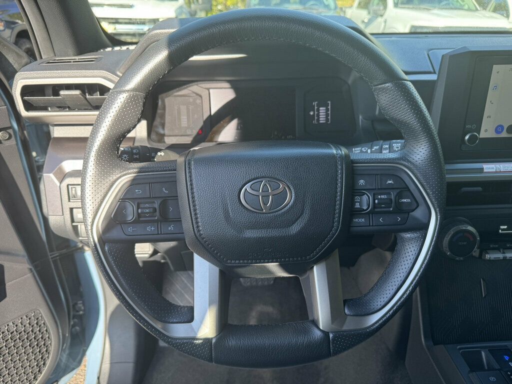 Used 2025 Toyota 4Runner SR5 AWD/4WD image 5