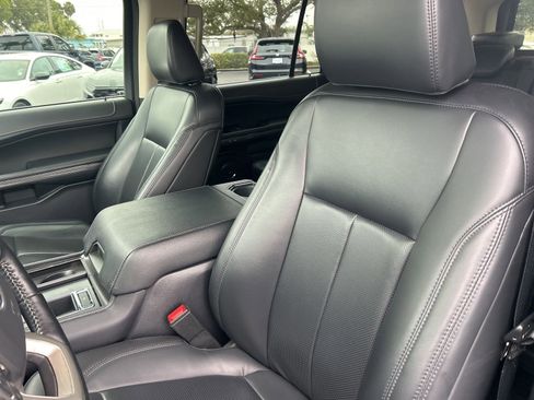 Used 2022 Ford Expedition XLT image 11