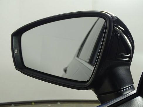 Used 2023 Volkswagen Tiguan SE image 43