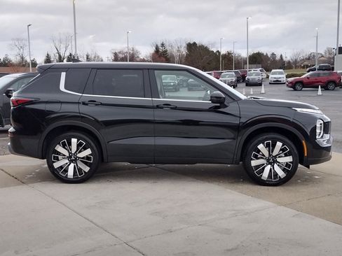 New 2025 Mitsubishi Outlander SE image 14