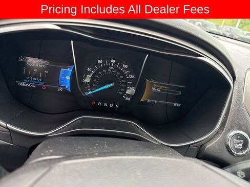Used 2017 Ford Fusion SE w/ Fusion SE Technology Package FWD image 2