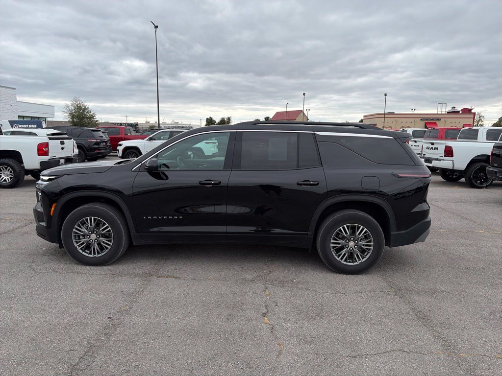 Used 2026 Chevrolet Traverse LT FWD image 3