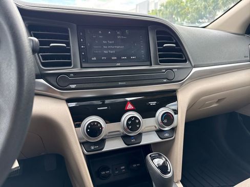 Used 2019 Hyundai Elantra SE FWD image 18