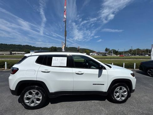 Used 2024 Jeep Compass Latitude AWD/4WD image 17