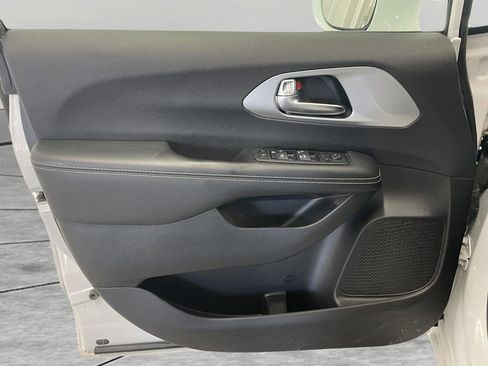 Used 2022 Chrysler Pacifica Touring image 13