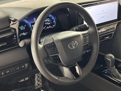 Used 2025 Toyota Camry XSE FWD image 13