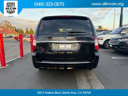 Used 2016 Chrysler Town & Country Touring w/ Driver Convenience Group FWD image 5