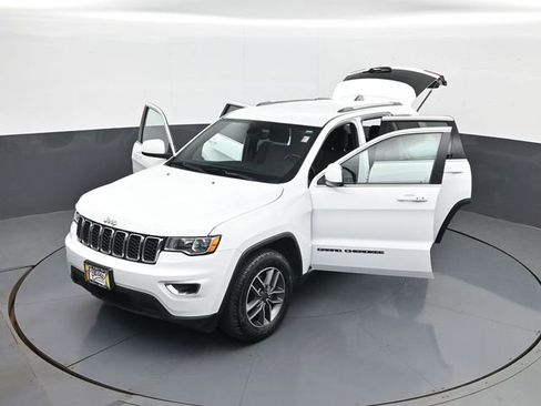Used 2020 Jeep Grand Cherokee Laredo w/ 18" Wheel & 8.4" Radio Group AWD/4WD image 30