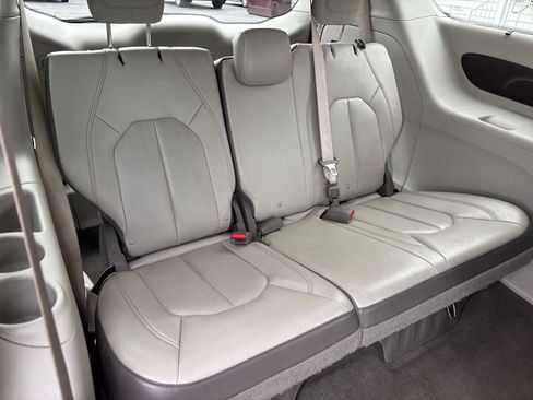 Used 2019 Chrysler Pacifica Touring-L FWD image 21