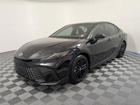 Used 2025 Toyota Camry SE image 2